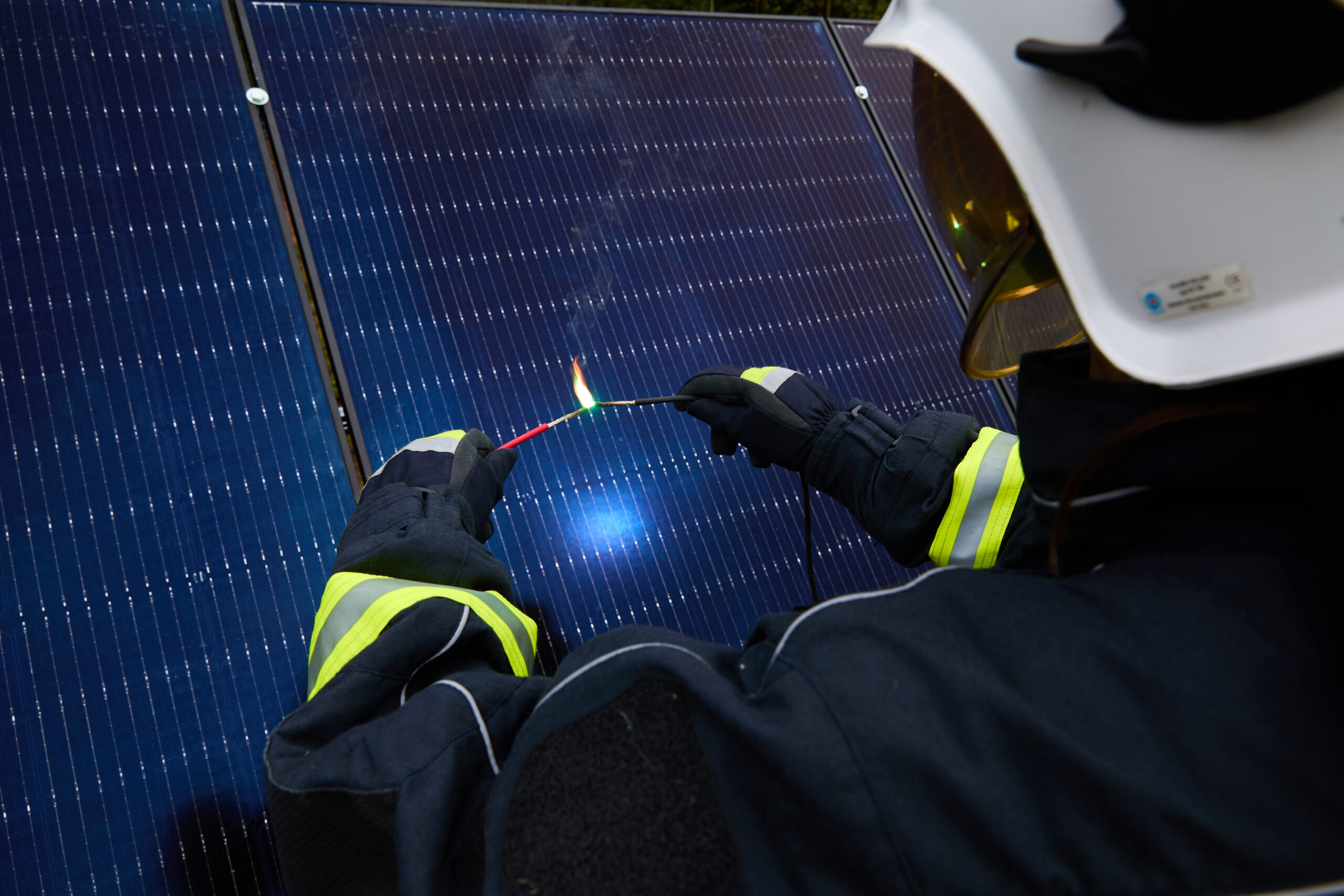 Łuk elektryczny - 5 zagrożeń związanych z jego występowaniem w panelach fotowoltaicznych.